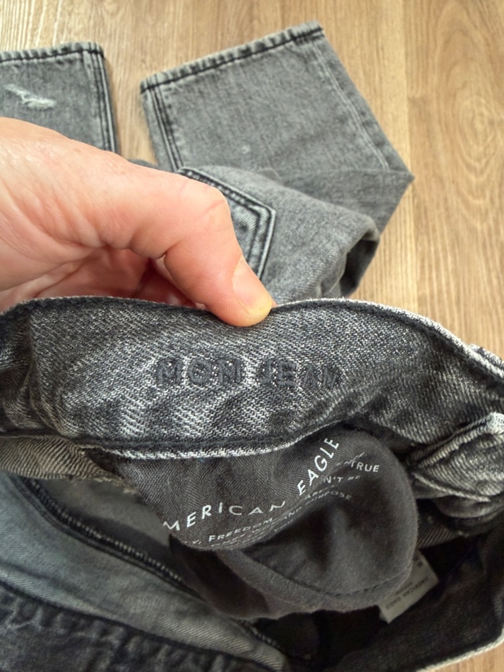 American Eagle Gray Mom Jeans Distressed Knees Denim Pants High Rise Size 6 - Picture 7 of 7